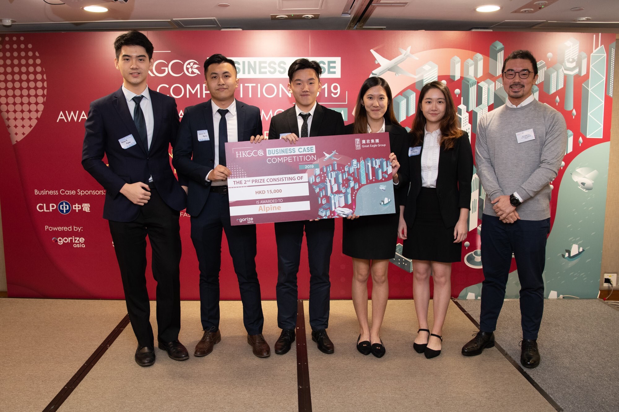 Photo of Akemi receiving the prize with her teammates