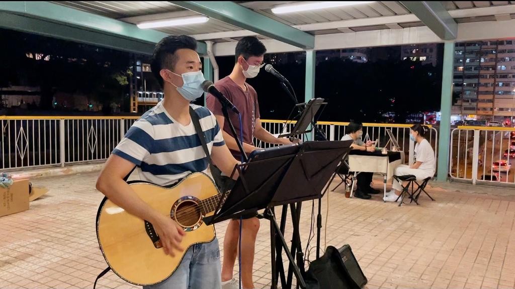 Photo of Tsang Chin Fung busking